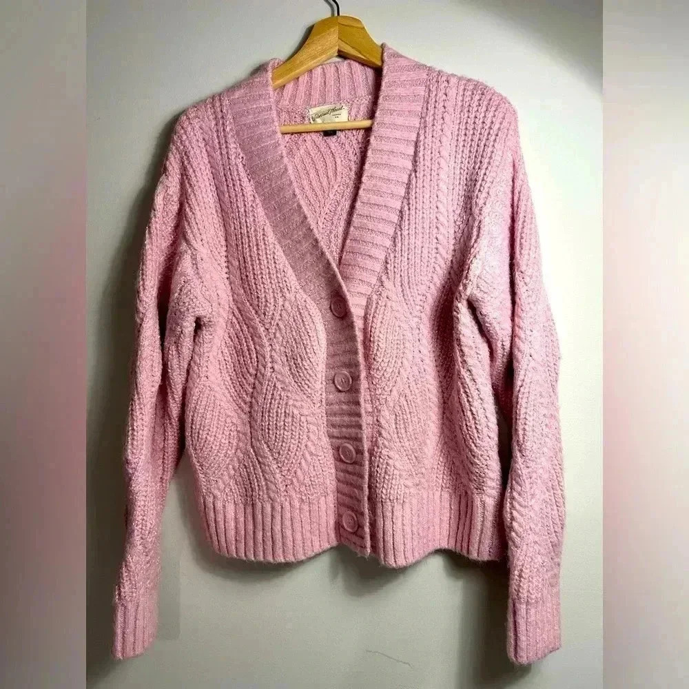 Universal Threads women’s cardigan sweater pink color with buttons. Size XS